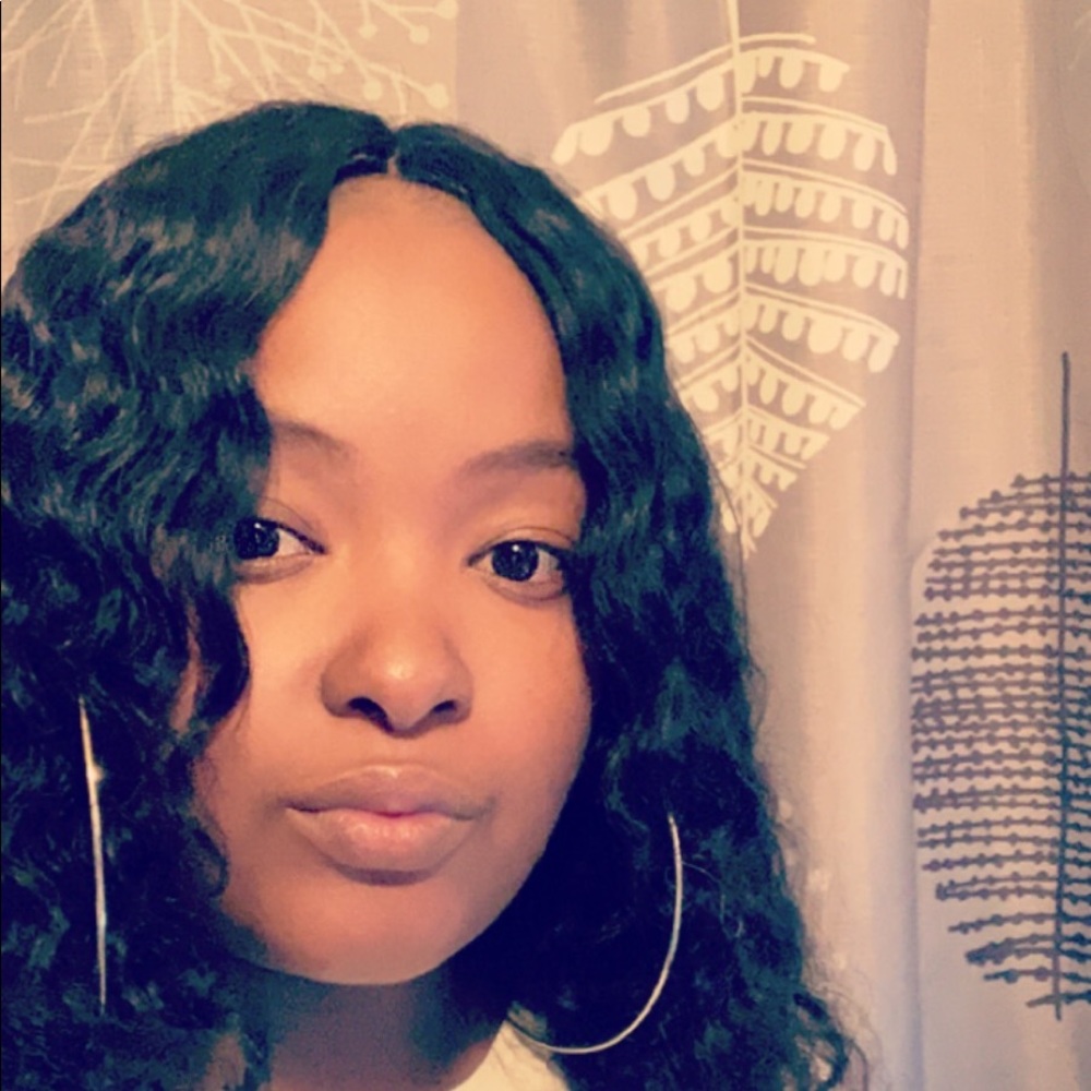 Meet your Posher, Monique